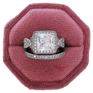 Luxuriöses quadratisches Halo-Brautring-Set mit Diamanten und gedrehtem Band in Ringschachtel