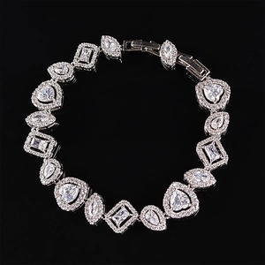 Pulsera de circonita con corazón irregular y gota sobre fondo de espejo negro plateado
