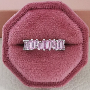 Nahaufnahme luxuriöser Ring mit rosa Zirkonia in einer sechseckigen Samt-Box