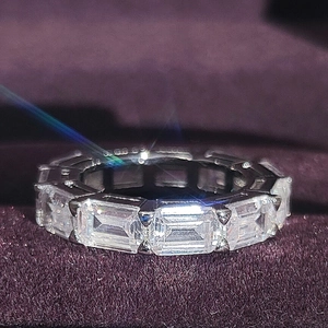 Anello eternity in argento S925 con zirconi a taglio smeraldo a giro completo