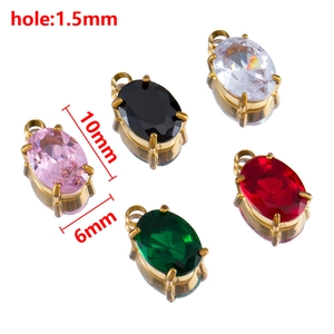 Détail des pendentifs en pierre facettée 10x6mm avec sertissage doré et dimensions