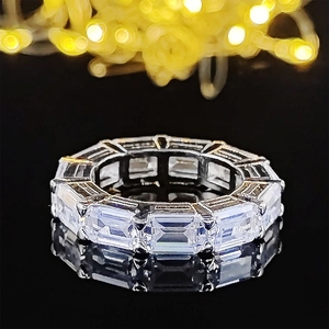 Elegante anello eternity con zirconi a taglio smeraldo e finitura argento lucido