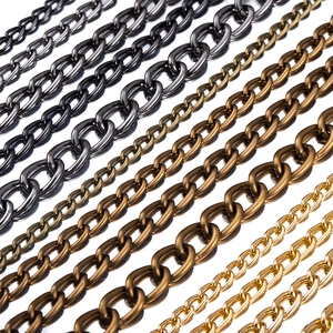 Detailansicht verschiedener Aluminiumketten in Gunblack, Antikbronze und glänzendem Goldton