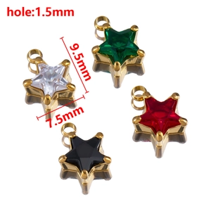 Vue détaillée de pendentifs étoiles en zircone colorée avec dimensions de 9,5x7,5 mm