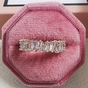 Makroaufnahme von Zirkon-Steinen auf Roségold-Ring in einer Samt-Geschenkbox