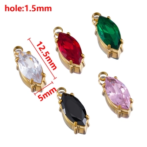 Vue macro de pendentifs en cristal marquise sertis d'or avec trou de 1,5 mm