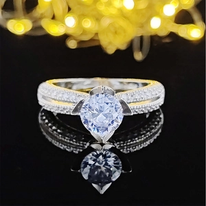 Eleganter Verlobungsring aus Silber mit großem Solitär und Pavé-Diamantbesatz