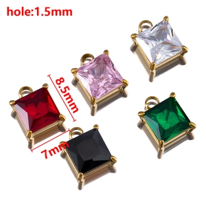 Détail macro de pendentifs en pierres facettées en cinq couleurs avec serti doré