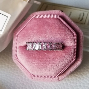 Makroaufnahme eines luxuriösen Zirkonrings mit Ovalschliff in rosa Samt-Schmuckkästchen
