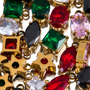 Pendentifs en pierres précieuses colorées, formes carrées et étoilées, base dorée