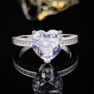 Classic S925 silver heart-shaped zircon ring with pavé diamonds and black mirror reflection