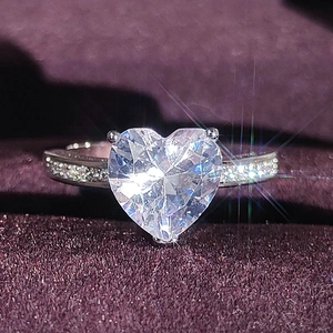 Funkelnder herzförmiger Zirkonia-Ring mit Pavé-Steinen auf lila Samt-Schmuckkästchen