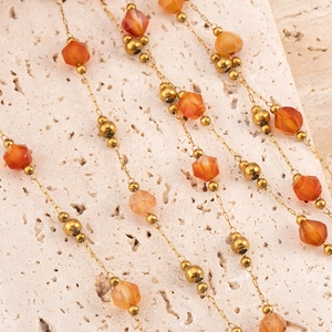 Detail-Makroaufnahme der 304 Edelstahlkette mit Karneolperlen und goldenen Distanzstücken