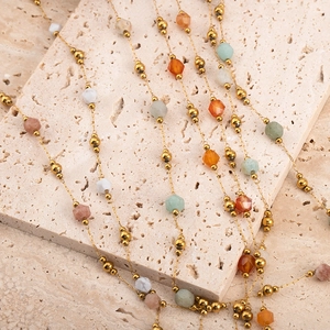 Detail einer Schmuckkette aus 304 Edelstahl mit bunten facettierten Steinen und Goldperlen