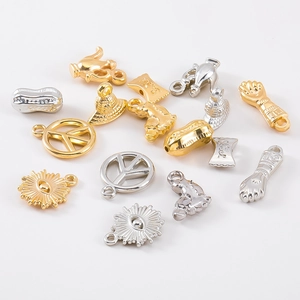 DIY-bedelassortiment met goud- en zilverkleurige hangers in diverse creatieve vormen