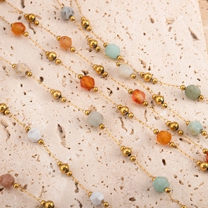 Makroaufnahme der Kette aus 304 Edelstahl mit bunten facettierten Natursteinperlen