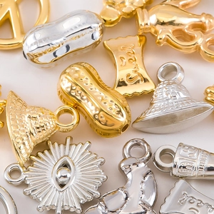 Macro-opname van diverse gouden en zilveren DIY-bedels met Sweet candy- en maanontwerpen