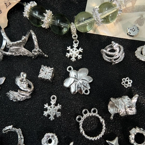 Macro di ciondoli in lega d'argento e perline verde chiaro per la creazione di gioielli fai da te