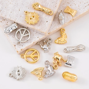 Assortiment gouden en zilveren CCB-bedeltjes met theepot en snoepjes voor DIY-sieraden maken