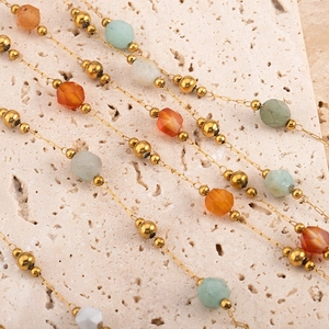 Makroaufnahme einer 304 Edelstahlkette mit bunten Edelsteinperlen und goldenen Perlen