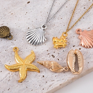 Collezione di ciondoli vintage a tema oceano con stelle marine e conchiglie in metallo