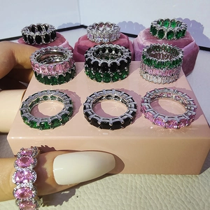 Luxuriöse Eternity-Ringe mit bunten Zirkonia-Edelsteinen in verschiedenen Schliffarten