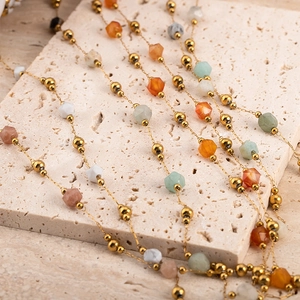Detail einer DIY-Edelstahlkette mit bunten facettierten Perlen und goldenen Akzenten