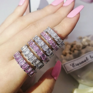 Luxuriöses Ewigkeitsring-Set mit rosa und klaren Zirkonia-Steinen im Rechteckschliff
