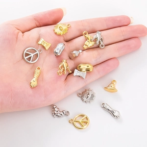 Diverse gouden en zilveren CCB-hangers in snoep- en handvormen voor DIY sieraden maken