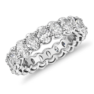 Luxuriöser Eternity-Ring mit ovalem Zirkonia-Besatz in glänzendem Silberton