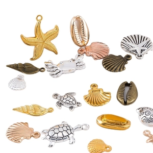 Set di ciondoli marini in lega con stelle marine e conchiglie in quattro colori metallici