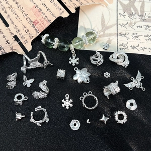 Dettaglio di ciondoli in lega d'argento vintage per gioielli fai-da-te con fiori e neve