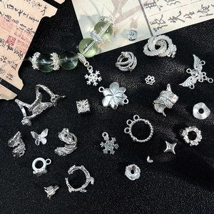 Vista macro di ciondoli in lega d'argento vintage con motivi di drago, farfalla e fiori
