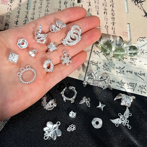 Assortimento di ciondoli vintage in lega d'argento per la creazione di gioielli fai-da-te unici