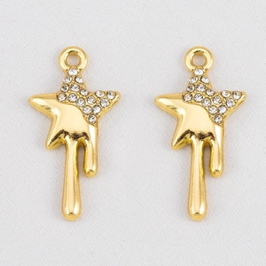 Détail de pendentifs étoiles dorées avec strass et texture métal fluide pour bijoux DIY