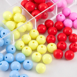 Makroaufnahme von bunten 12mm Acrylperlen in einer Box für DIY-Schmuckherstellung