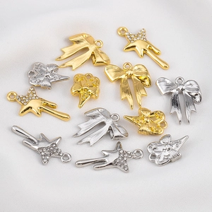 Vue macro de breloques en alliage d'or et d'argent avec strass pour création de bijoux DIY