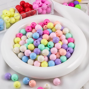 Nahaufnahme von 12mm bunten Acryl-Loseperlen für DIY-Schmuckherstellung in einem Teller