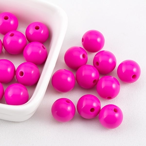 Nahaufnahme von pinkfarbenen 12mm Acrylperlen mit gerader Bohrung für DIY-Schmuck