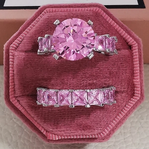 Roze edelsteen ringenset in fluwelen doos met zilveren metalen band en ronde stenen