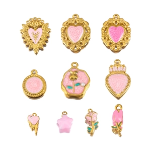 Collection de pendentifs en acier doré et émail rose avec motifs de fleurs et de cœurs