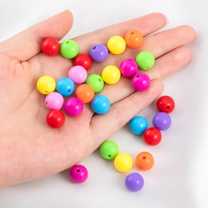 Makroaufnahme von 12mm bunten Acryl-Losen Perlen in der Hand für DIY-Schmuckherstellung