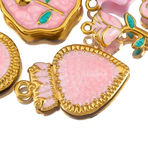 Macro de pendentifs rose en émail et cœur avec placage doré pour bijoux DIY créatifs