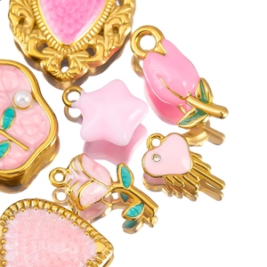 Pendentifs fleurs et cœurs en émail rose dorés pour création bijoux DIY