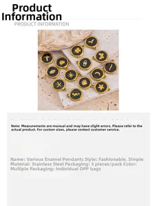 Makroaufnahme von Vintage 18k vergoldeten Anhängern mit Herz und Kreuz Motiven