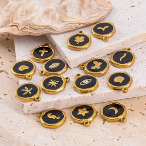 Detailansicht der 18k vergoldeten Herzanhänger mit schwarzen Emaille-Boho-Motiven