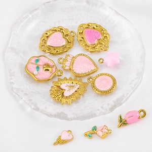Breloques fleurs et cœurs émaillés roses et dorés pour bijoux DIY sur verre