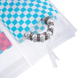Vista macro de espaciadores con diamantes de imitación y perlas en bolsa plástica autoadhesiva