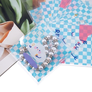 Detalle de pulsera de perlas Relax en bolsa autoadhesiva con dibujos de animales