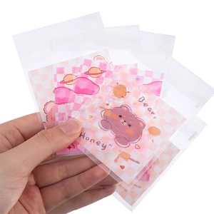 Detalle de bolsas autoadhesivas con cuadros rosas y bonitos patrones de osos pardos